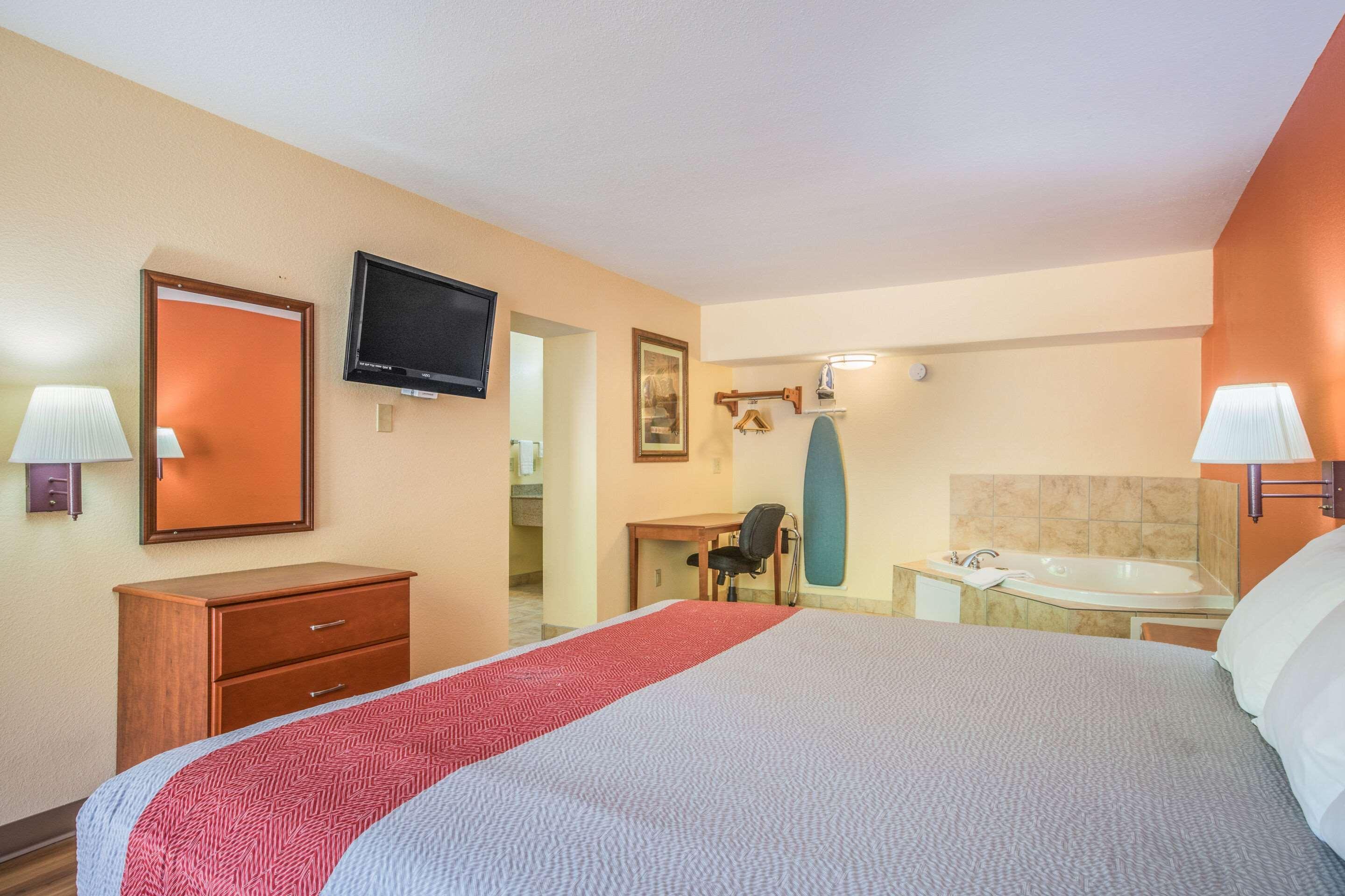 Rodeway Inn & Suites メイコン エクステリア 写真