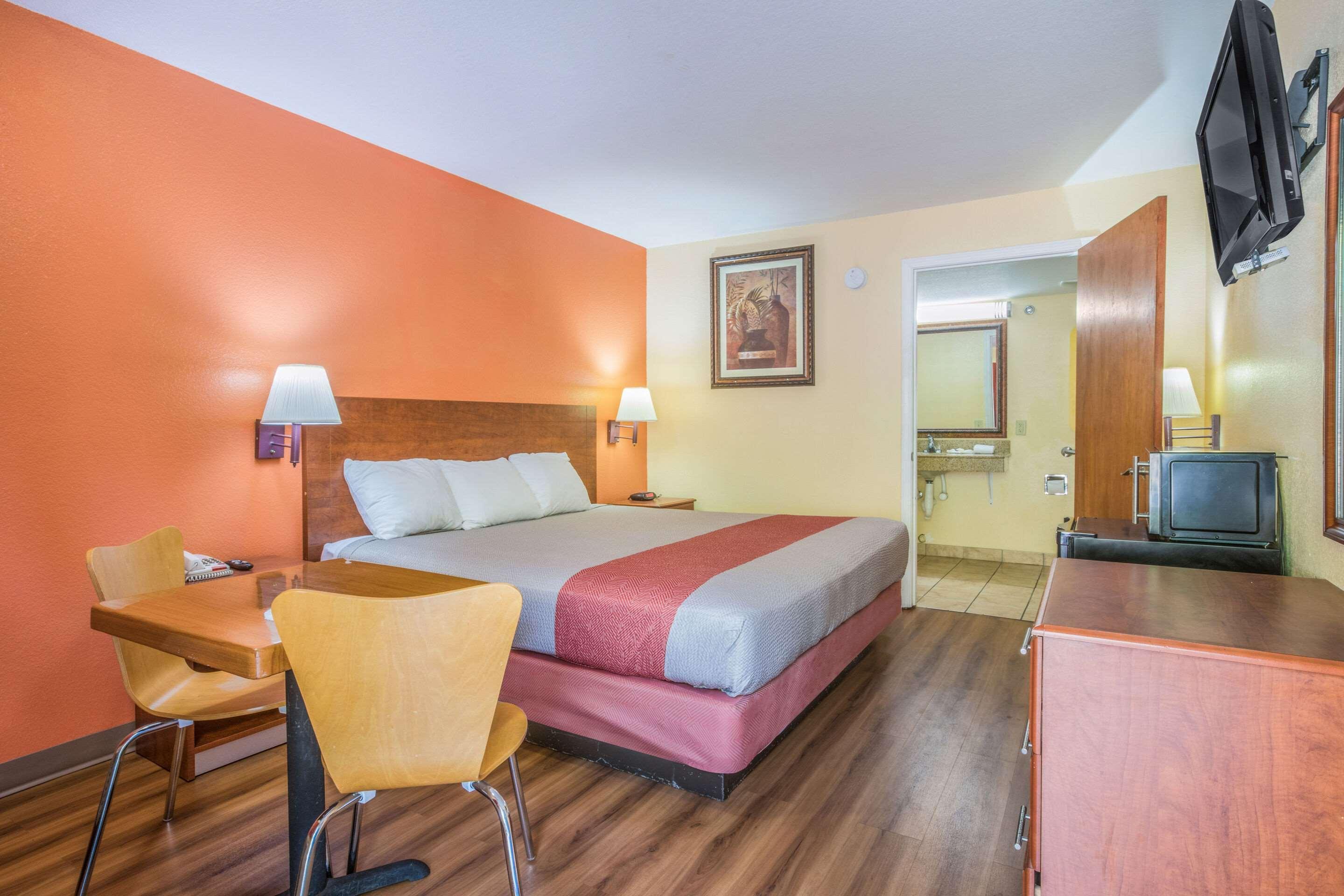 Rodeway Inn & Suites メイコン エクステリア 写真