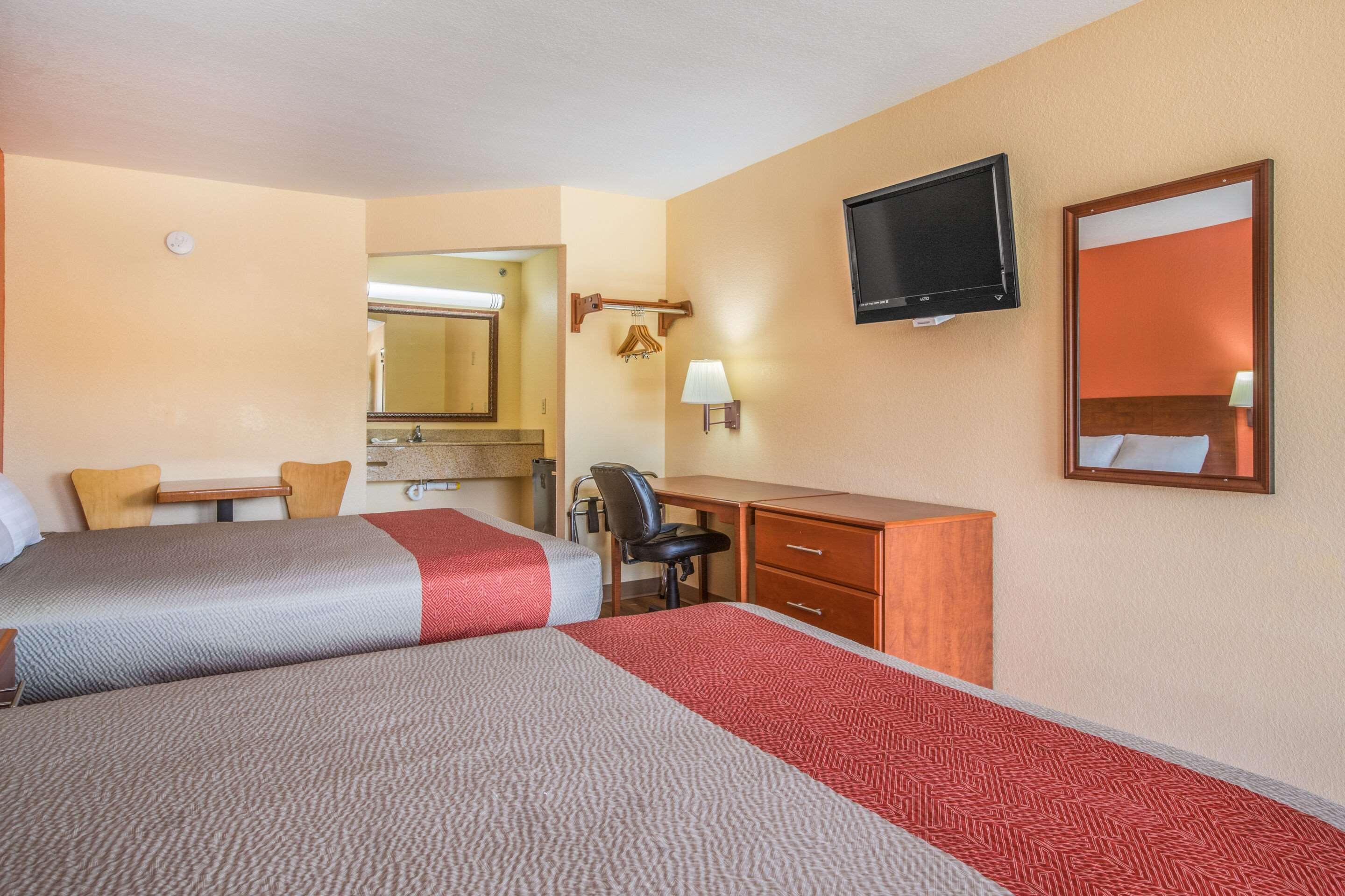 Rodeway Inn & Suites メイコン エクステリア 写真