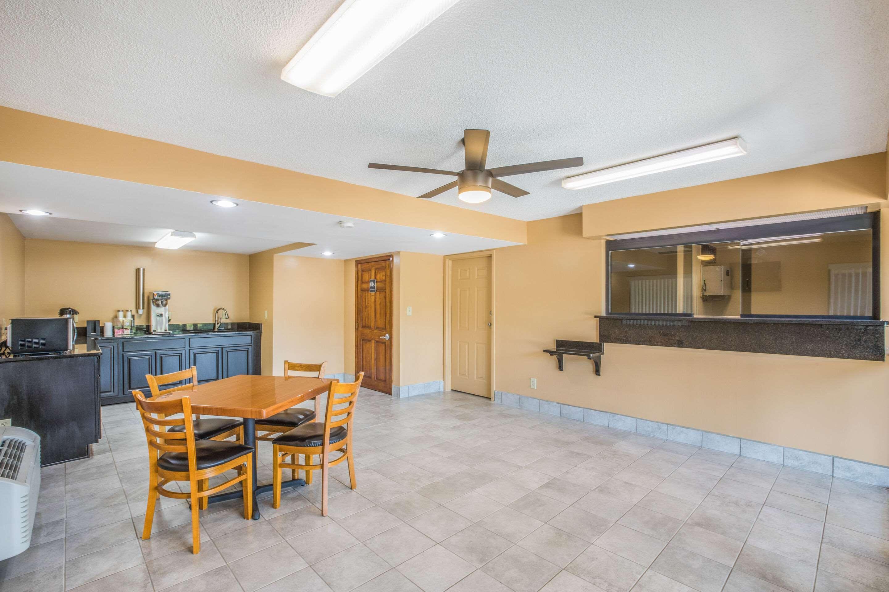 Rodeway Inn & Suites メイコン エクステリア 写真