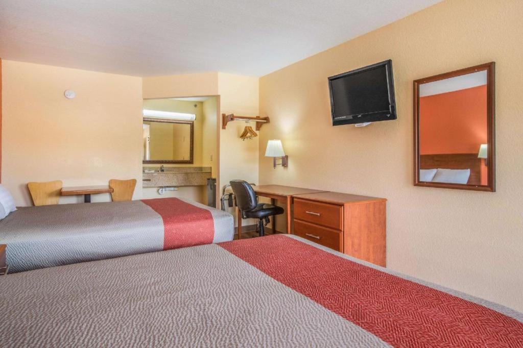 Rodeway Inn & Suites メイコン エクステリア 写真