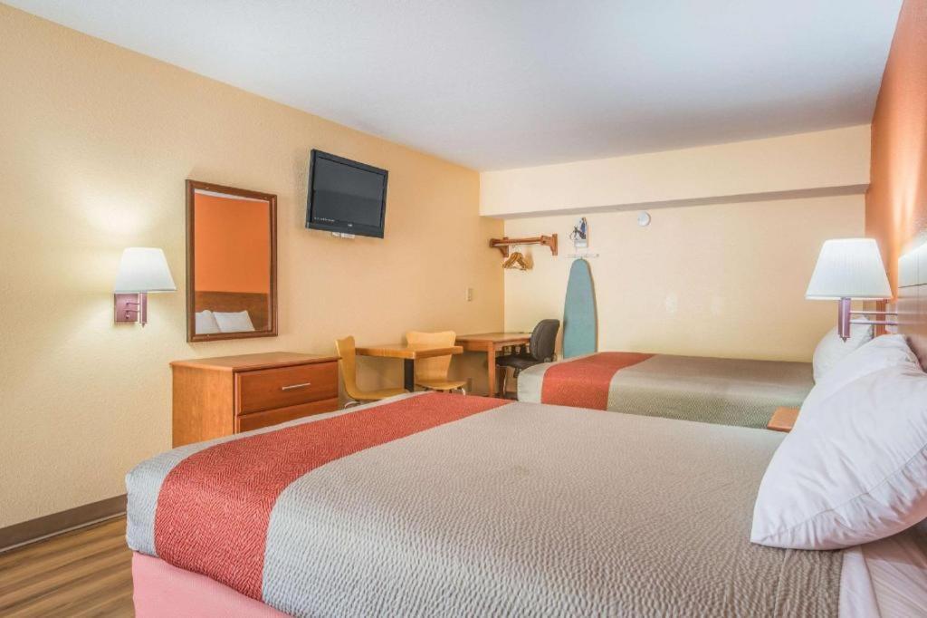 Rodeway Inn & Suites メイコン エクステリア 写真