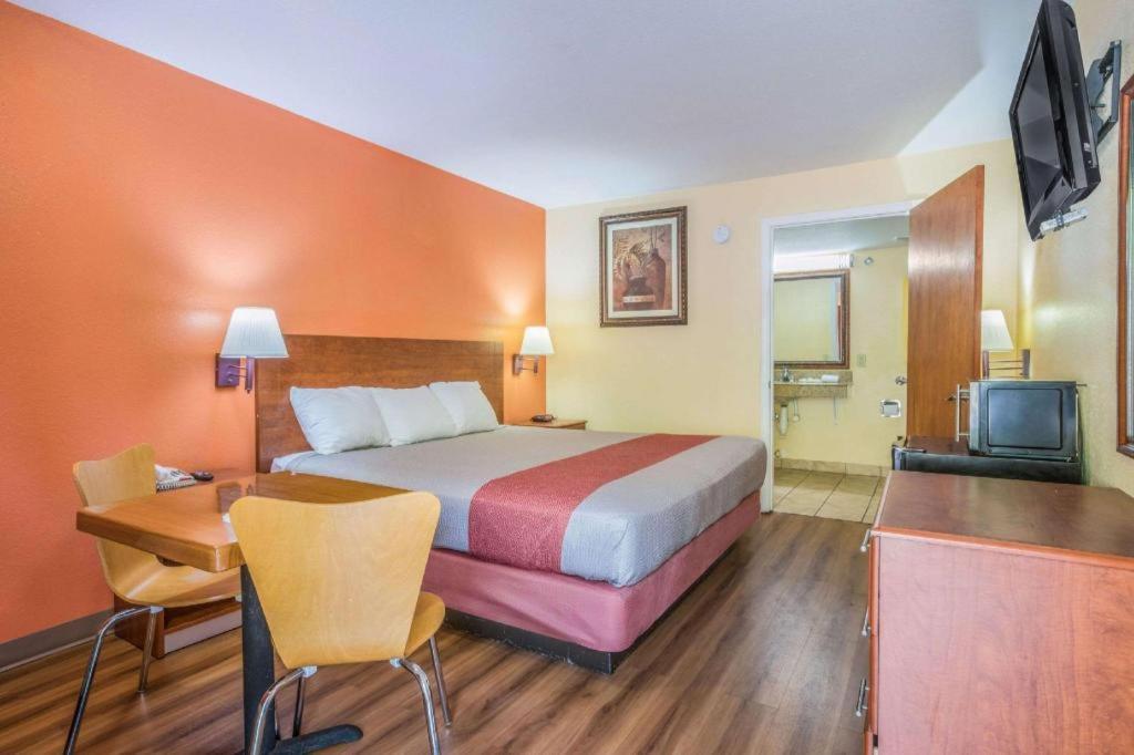Rodeway Inn & Suites メイコン エクステリア 写真