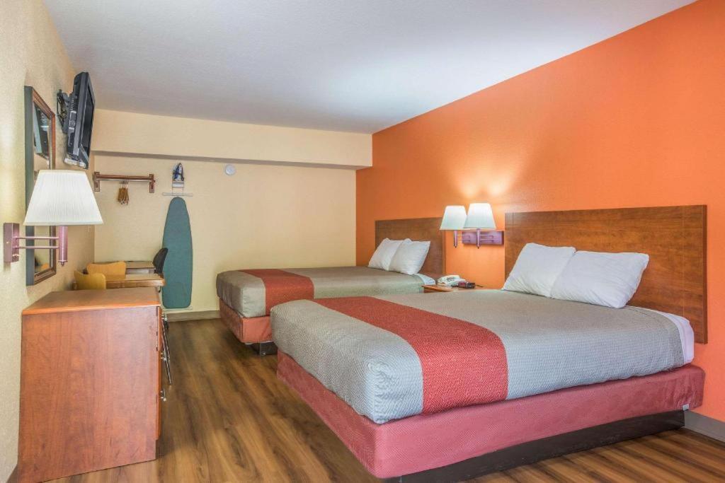 Rodeway Inn & Suites メイコン エクステリア 写真
