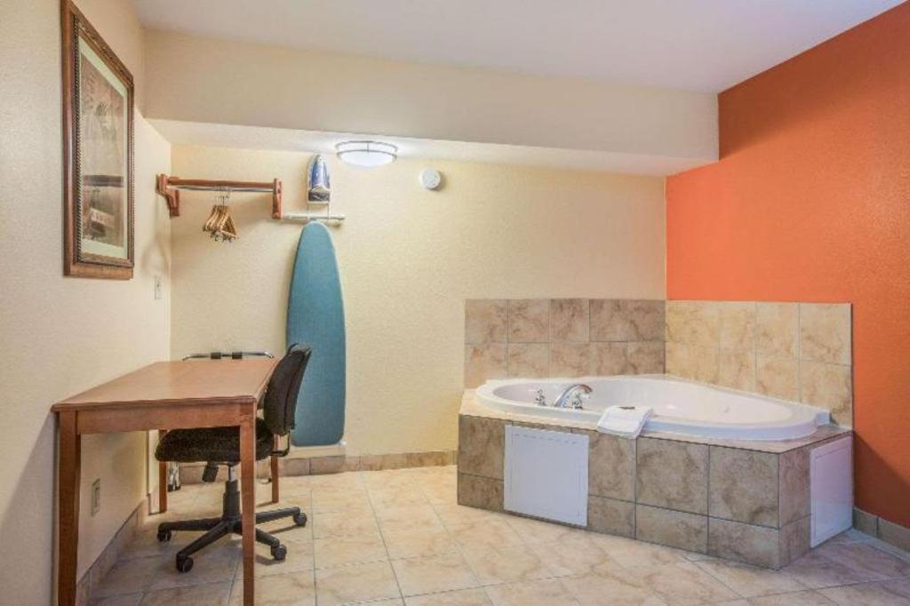 Rodeway Inn & Suites メイコン エクステリア 写真