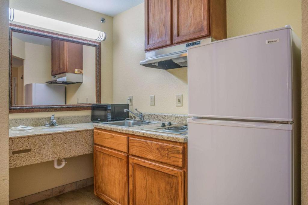 Rodeway Inn & Suites メイコン エクステリア 写真