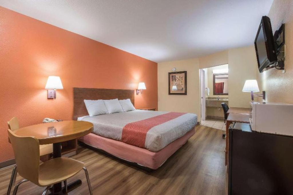 Rodeway Inn & Suites メイコン エクステリア 写真