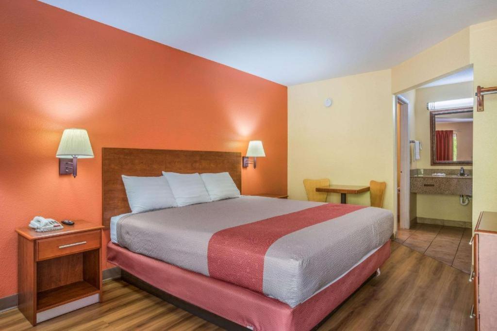 Rodeway Inn & Suites メイコン エクステリア 写真