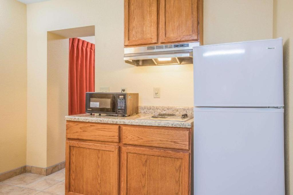 Rodeway Inn & Suites メイコン エクステリア 写真