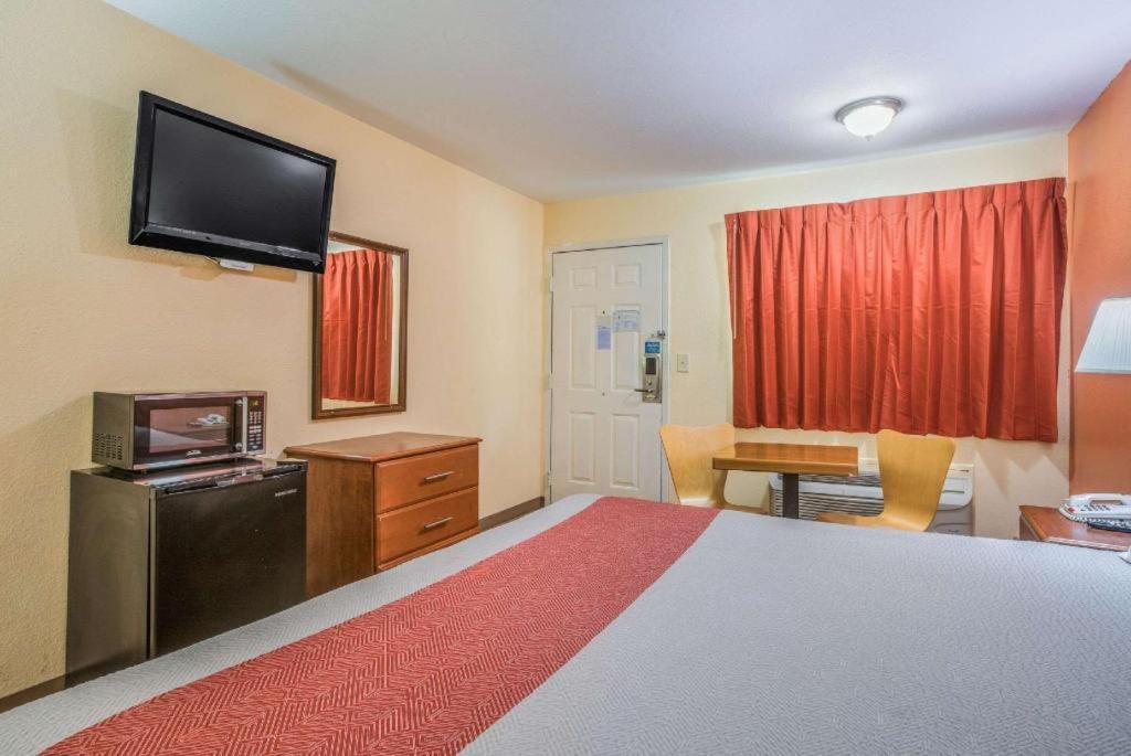 Rodeway Inn & Suites メイコン エクステリア 写真