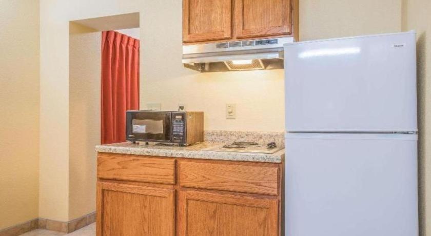 Rodeway Inn & Suites メイコン エクステリア 写真