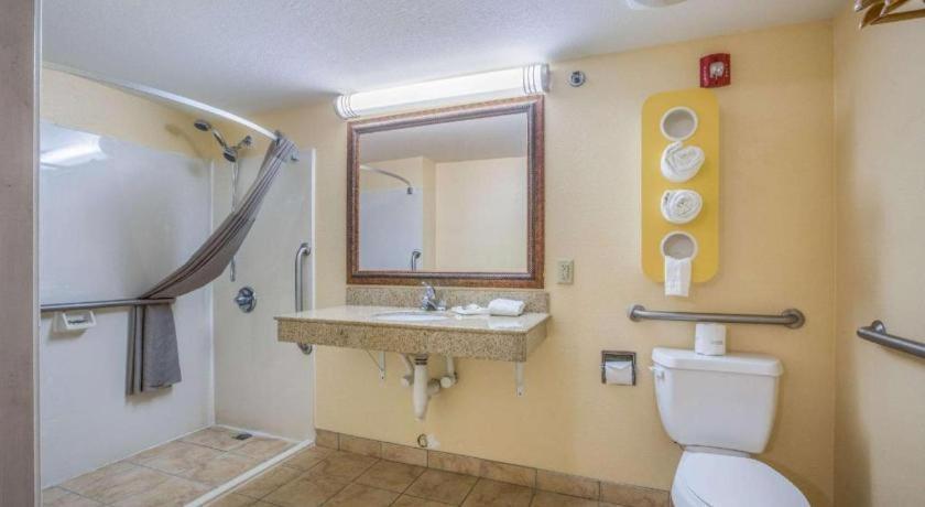 Rodeway Inn & Suites メイコン エクステリア 写真