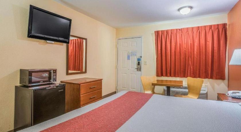 Rodeway Inn & Suites メイコン エクステリア 写真