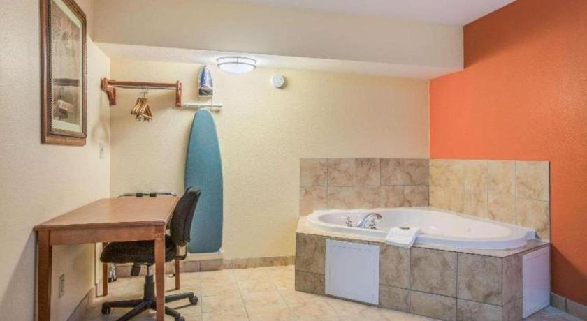 Rodeway Inn & Suites メイコン エクステリア 写真