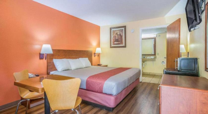 Rodeway Inn & Suites メイコン エクステリア 写真