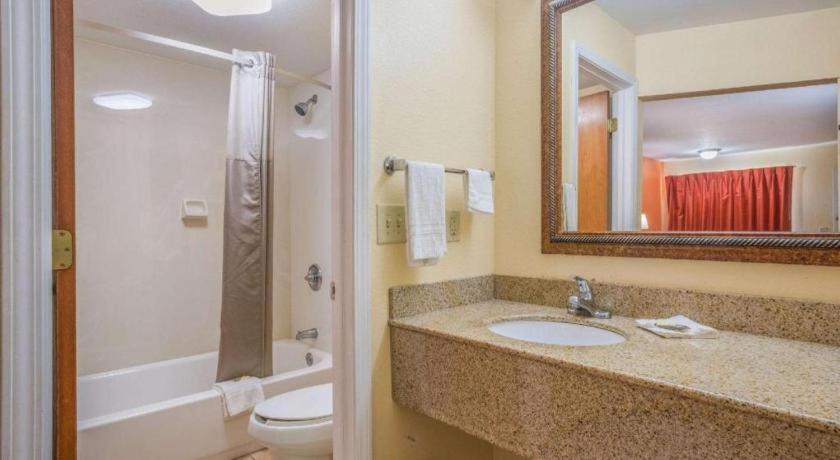 Rodeway Inn & Suites メイコン エクステリア 写真